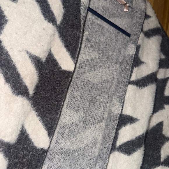 Philosophy Black and Cream Houndstooth Cardigan - Picture 2 of 4